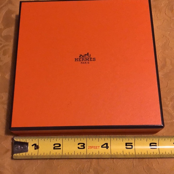 Hermes empty box 6” x 5” x 1/2” in excellent condition and absolutely authentic - Picture 6 of 8